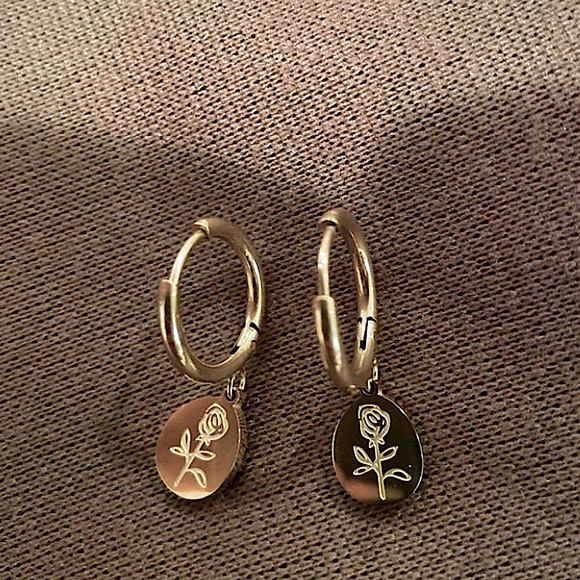 n e w | gold flower earrings ❀ - Picture 2 of 4